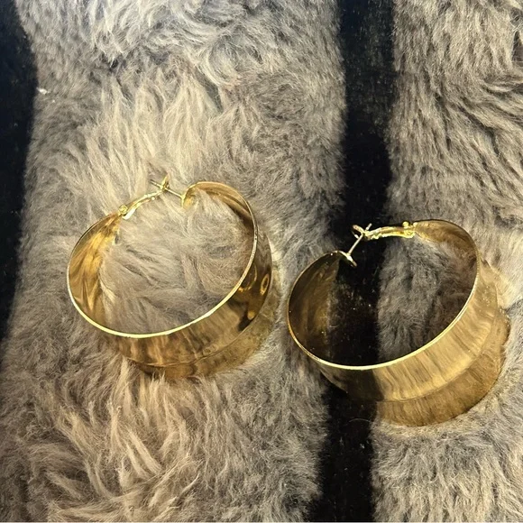 Bold statement wide gold hoop omega back earrings - Picture 6 of 7